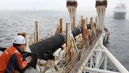 Das Verlegeschiff "Audacia" des Offshore-Dienstleisters Allseas verlegt in der Ostsee vor der Insel Rügen Rohre für die Gaspipeline Nord Stream 2 (Archivbild). Das Verlegeschiff "Audacia" des Offshore-Dienstleisters Allseas verlegt in der Ostsee vor der Insel Rügen Rohre für die Gaspipeline Nord Stream 2 (Archivbild). © picture alliance/dpa Foto: Bernd Wüstneck