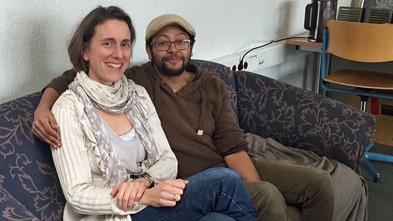 Stefanie Böhmann (Religionslehrerin) und Philip Mohamed Al–Khazan sitzen nebeneinander auf einem Sofa. © NDR Foto: Kathrin Erdmann