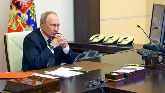 Russlands Präsident Wladimir Putin leitet eine Sitzung des Sicherheitsrates per Videokonferenz in der Novo-Ogaryovo-Residenz. © Pool Sputnik Kremlin/AP/dpa Foto: Sergei Ilyin