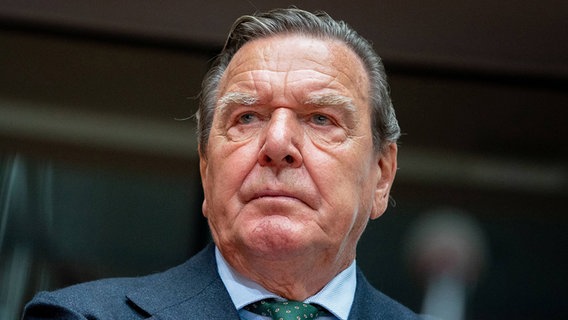 Altkanzler Gerhard Schröder (SPD) wartet auf den Beginn der Anhörung im Wirtschaftsausschuss des Bundestags. © picture alliance Foto: Kay Nietfeld