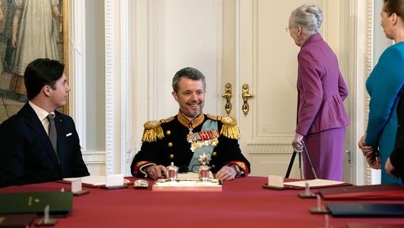 Der dänische König Frederik X. lächelt bei der Sitzung des Staatsratzes, bei der seine Mutter abgedankt hat, damit ist er nun König © Mads Claus Rasmussen/Ritzau Scanpix Foto/AP/dpa +++ dpa-Bildfunk +++ Foto: Mads Claus Rasmussen