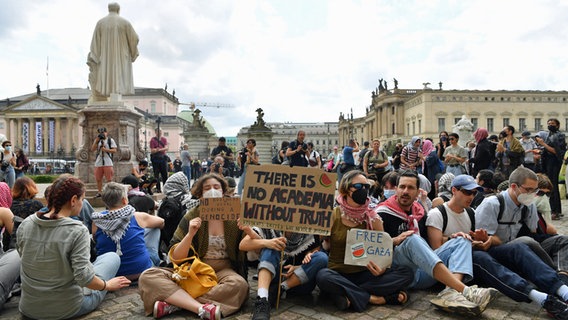 Menschen protestieren auf dem Gelände der Humboldt-Universität Berlin gegen den Krieg im Gazastreifen. © Paul Zinken/dpa 