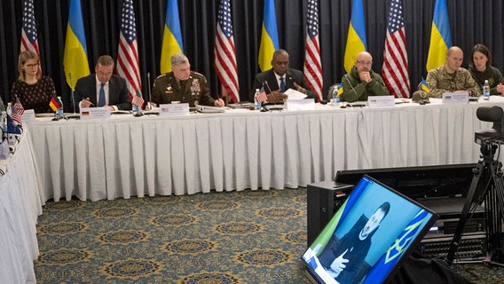 Der ukrainische Präsident Selenskyj wird per Video zur Ukraine-Konferenz auf der US-Airbase Ramstein zugeschaltet. © dpa bildfunk Foto: Boris Roessler
