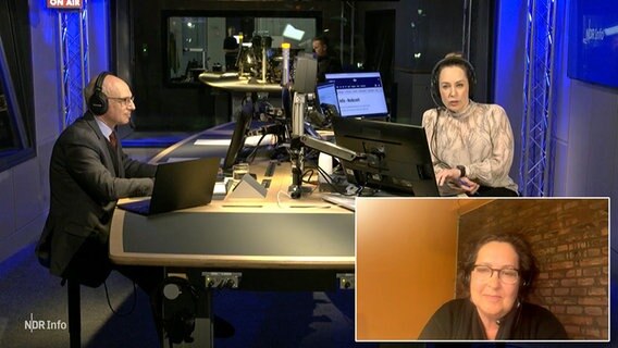 NDR Info Moderatorin Nina Zimmermann mit Gästen im Studio der Redezeit. © NDR 