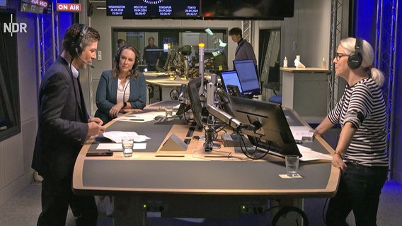 Die NDR Info Moderatorinnen Birgit Langhammer und Nina Zimmermann zusammen mit NDR Chefredakteur Adrian Feuerbacher im Sendestudio. © NDR 