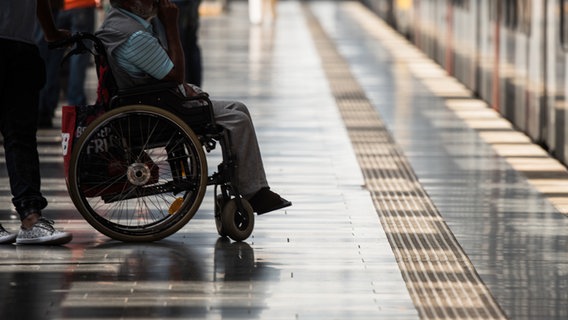 Ein Rollstuhlfahrer steht auf einem Bahnsteig. © dpa/picture alliance Foto: Andreas Arnold