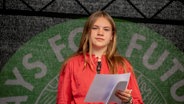Die Klima-Aktivistin Fanny Roschitz steht bei eine Fridays-for-Future-Kundgebung auf der Bühne. © privat 
