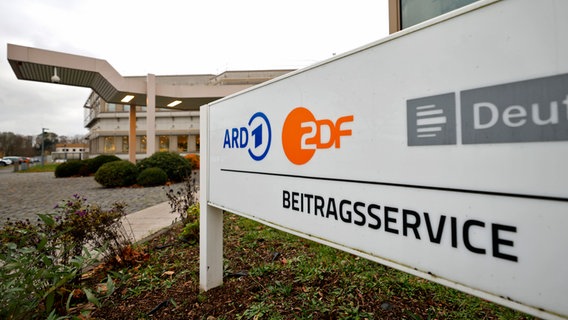 Der Eingang des ARD ZDF Deutschlandradio Beitragsservice auf dem WDR-Gelände in Köln Bocklemünd. © picture alliance / Panama Pictures | Christoph Hardt 