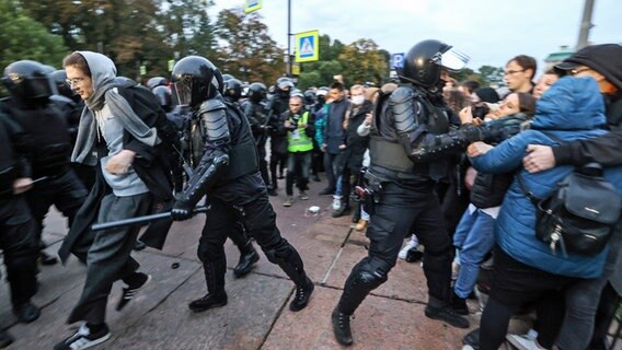 Proteste gegen die von Präsident Putin angekündigte Teilmobilmachung in Russland © picture alliance/dpa/TASS Foto: Alexander Demianchuk