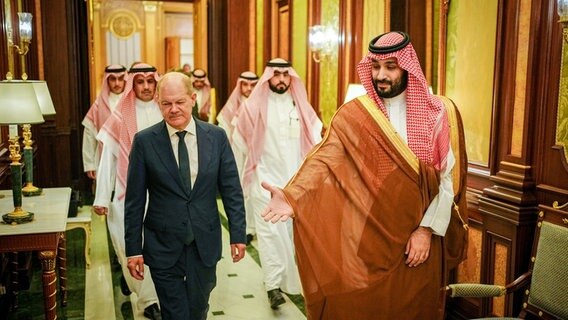 Bundeskanzler Olaf Scholz wird vom Kronprinzen des Königreichs Saudi-Arabien, Mohammed bin Salman, im Al-Salam-Palast empfangen. © dpa Foto: Kay Nietfeld