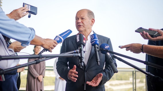 Bundeskanzler Olaf Scholz gibt in Dubai ein Presse-Statement. © Kay Nietfeld/dpa 