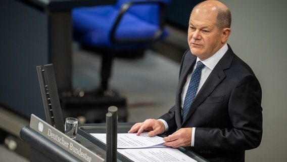 Bundeskanzler Olaf Scholz spricht im Bundestag. © Michael Kappeler/dpa 