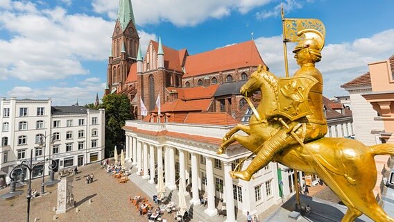 Schwerin: Heinrich der Loewe ist als goldener Reiter auf der Mittelzinne des Rathauses am Markt © picture alliance DUMONT Bildarchiv Foto: Thomas Roetting / Sylvia Pollex