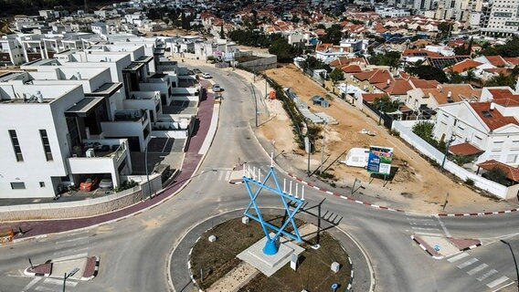 Ein Blick aus der Luft auf Straßen in der israelischen Stadt Sderot. © dpa picture alliance/AP Foto: Ariel Schalit