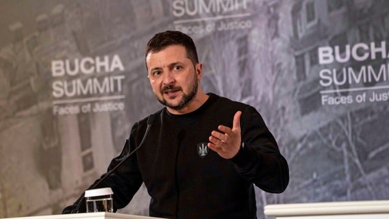 Wolodymyr Selenskyj, Präsident der Ukraine, spricht auf einer  Pressekonferenz während des Butscha-Gipfels. © Evgeniy Maloletka/AP 