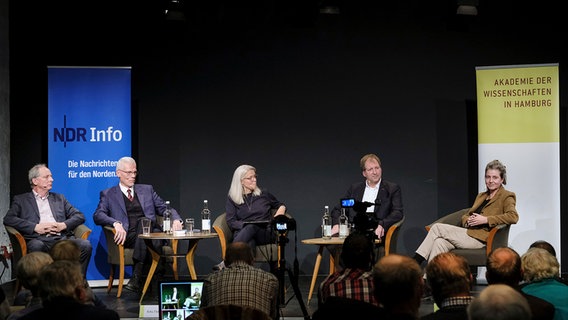 Anselm Sprandel, Martin Kaltschmitt, Moderatorin Birgit Langhammer, Detlef Schulz und Monika Rößiger auf dem Podium (v.l.n.r.) © adWHH /Jann Wilken Foto: Jann Wilken