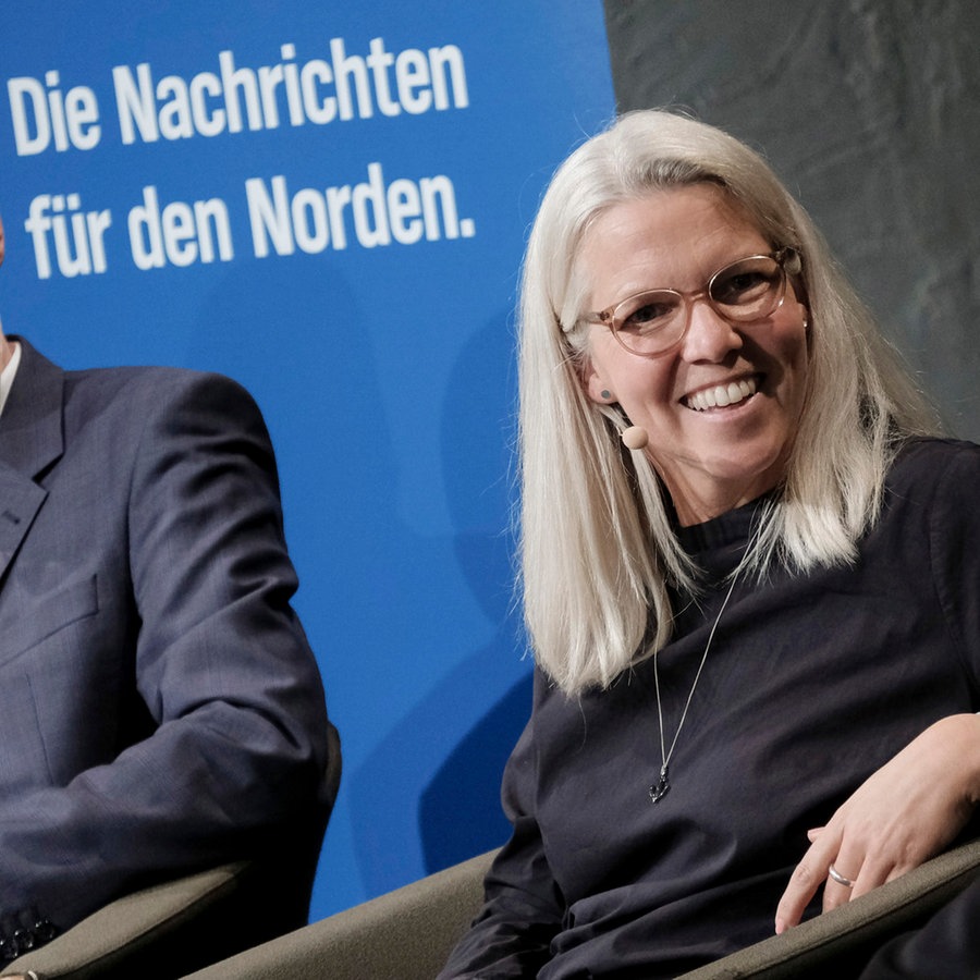 Moderatorin Birgit Langhammer auf dem Podium mit Monika Rößiger © adWHH /Jann Wilken Foto: Jann Wilken