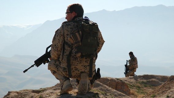 Ein Soldat mit einem Gewehr steht auf einem Berg. © Hendrik Lüders Foto: Hendrik Lüders