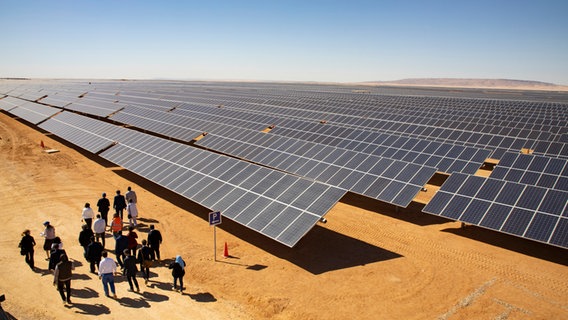 Mehrere Besucher bei einem Solarpark in der ägyptischen Wüsre Aswan. © picture alliance Foto: Ute Grabowski
