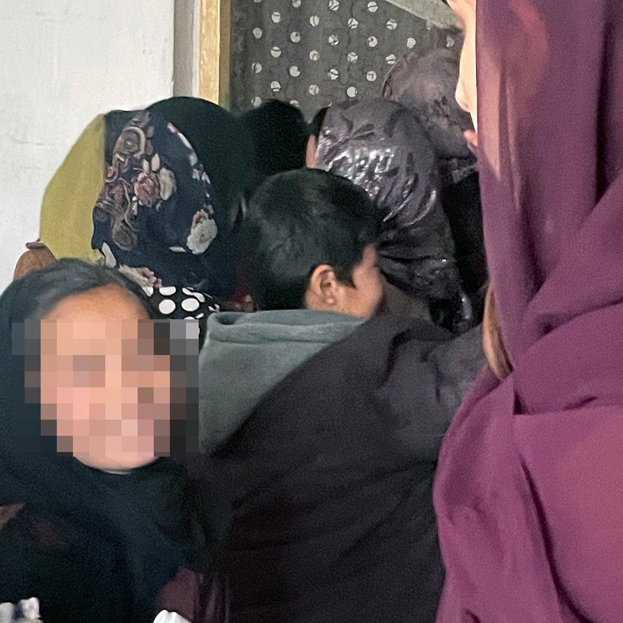 Eine Lehrerin von schräg hinten fotografiert mit Schülerinnen. © ARD Foto: Peter Hornung