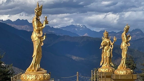 Goldene Statuen im Königreich Bhutan. © ARD Foto: Peter Hornung