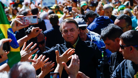 Präsident und Präsidentschaftskandidat Bolsonaro in einer Menschenmenge. © picture alliance Foto: Marcelo Chello