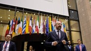 Charles Michel (M), Präsident des Europäischen Rates, geht während des EU-Gipfels in Brüssel auf Medienvertreter zu. © picture alliance Foto: Virginia Mayo
