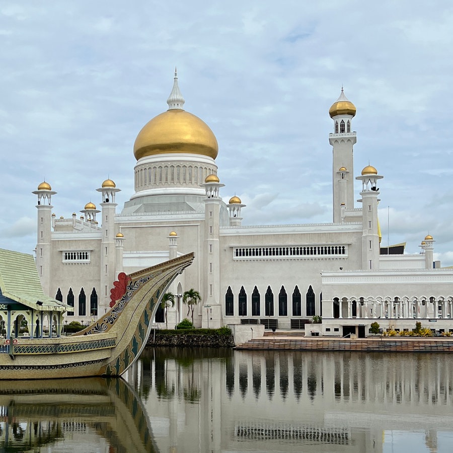 Die Moschee Sultan Omar Ali Saifuddin ist das Wahrzeichen von Bruneis Hauptstadt Bandar Seri Begawan. © ARD Foto: Jennifer Johnston