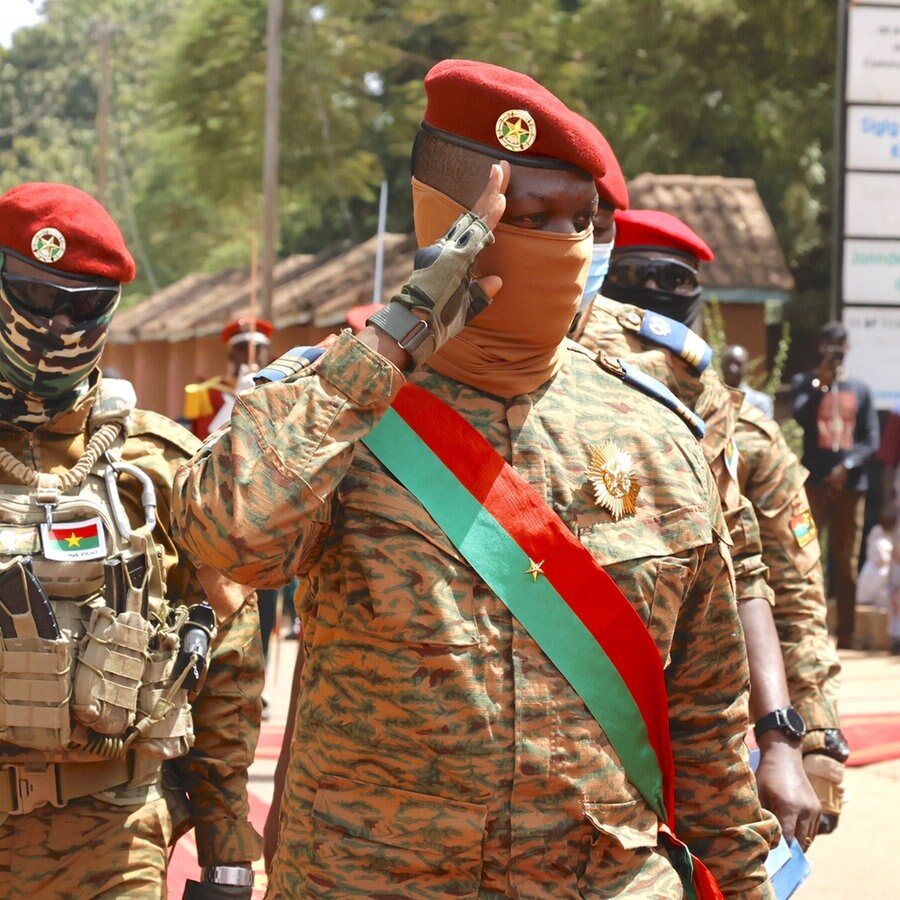 Burkina Fasos Übergangspräsident (außerhalb der Verfassungsordnung) Ibrahim Traoré und weitere Militärs mit halbverdecktem Gesicht. © picture alliance 