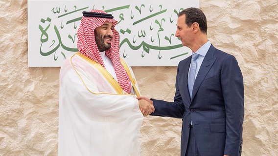 Auf diesem Bild der Saudischen Presse-Agentur schüttelt der saudische Kronprinz Mohammed bin Salman (li.) Syriens Präsident Bashar Assad die Hand, Arabischer Gipfel 2023, bei dem u.a. Captagon Thema ist. © picture alliance / SPA Foto: -