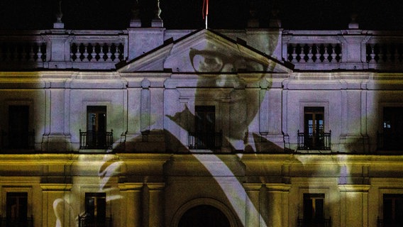 Gabriel Boric, Präsident von Chile, (Mitte l) geht an der Statue des verstorbenen chilenischen Präsidenten Salvador Allende vorbei, während er an einer Demonstration zum 50. Jahrestag des Militärputsches von General Pinochet vor dem Präsidentenpalast La Moneda teilnimmt. Gabriel Boric, Präsident von Chile, (Mitte l) geht an der Statue des verstorbenen chilenischen Präsidenten Salvador Allende vorbei, während er an einer Demonstration zum 50. Jahrestag des Militärputsches von General Pinochet vor dem Präsidentenpalast La Moneda teilnimmt. © picture alliance Foto: Cristobal Basaure Araya