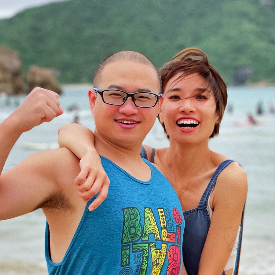 Das Paar Jessica und You Xi am Meer. © ARD Foto: Eva Lamby-Schmitt