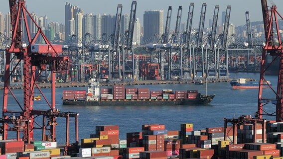 Der Hafen von Kwai Chung, Containerterminal, dahinter Hochhäuser © picture alliance Foto: Jelly Tse