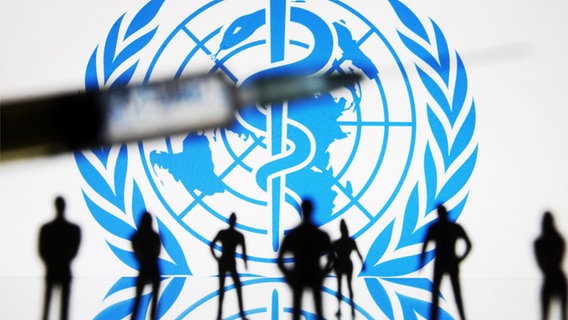 Das Logo der WHO, schematisierte Menschen und eine Spritze mit Impfstoff. © dpa picture alliance Foto: Pavlo Gonchar