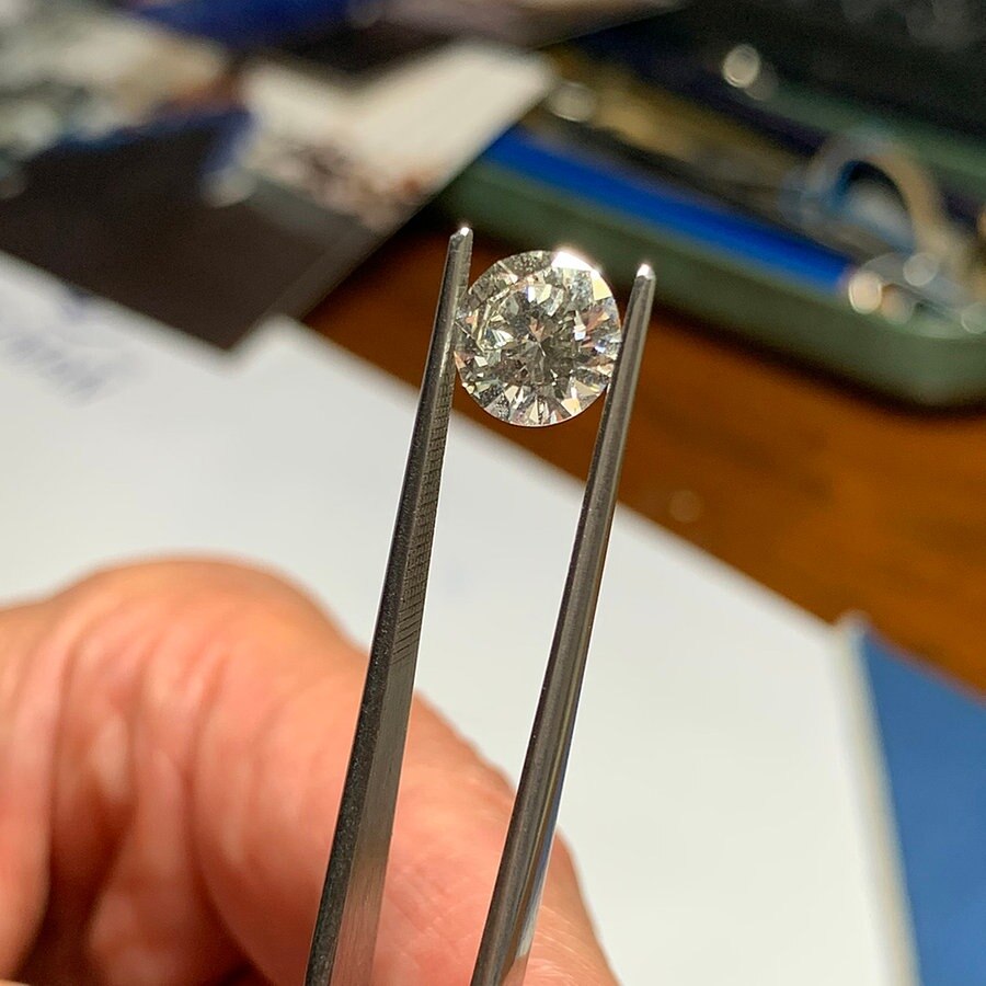 Ein Diamant von einer Pinzette gehalten. © ARD Foto: Jakob Mayr