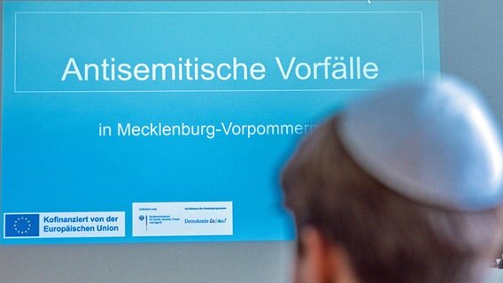 Die Dokumentations- und Informationsstelle Antisemitismus DIA.MV legt erstmals den Bericht zu antisemitischen Vorfällen vor. Davor ein Mann mit Kippa. © picture alliance Foto: Jens Büttner
