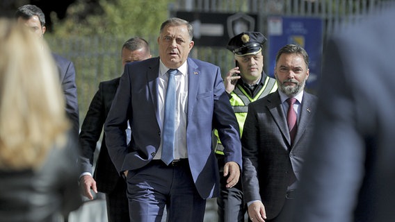 Milorad Dodik spricht nach einem Gerichtstermin mit der Presse. © picture alliance Foto: Samir Jordamovic