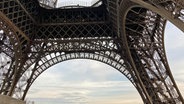 Metallkonstruktion Eiffelturm von unten, innen fotografiert. © ARD Foto: Stefanie Markert