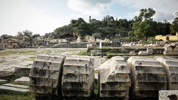 Blick über das Ausgrabungsgelände des antiken Eleusis. Die Ausgrabungsstätten des Heiligtums liegen an einem 63 m hohen Felsen. © picture alliance ANE / Eurokinissi Foto:  Giorgos Kontarinis / Eurokinissi