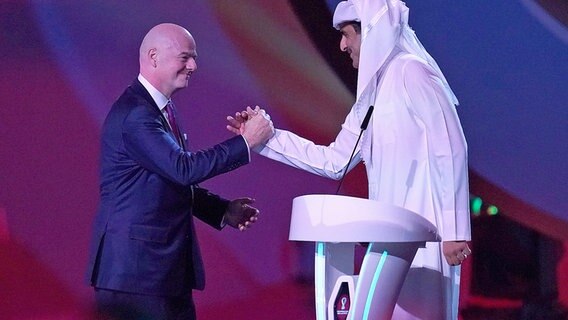FIFA Präsident Gianni Infantino und der Emir von Katar, Tamim bin Hamad Al Thani, bei einem Handschlag. © picture alliance Foto: Nick Potts