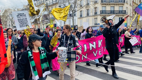 Demonstranten versammeln sich während einer Demonstration gegen die geplante Rentenreform in Frankreich. © ARD Foto: Carolin Dylla
