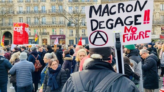 Demonstranten mit Transparenten gegen die geplante Rentenreform von Präsident Macron in Frankreich. © ARD Foto: Carolin Dylla