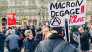 Demonstranten mit Transparenten gegen die geplante Rentenreform von Präsident Macron in Frankreich. © ARD Foto: Carolin Dylla