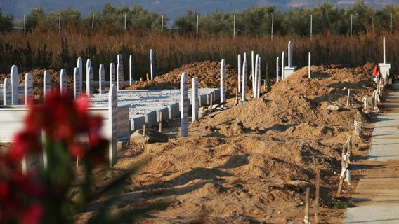 Viele schlichte Gräber auf der griechischen Seite der griechisch-türkischen Grenze. © ARD Foto: Rüdiger Kronthaler