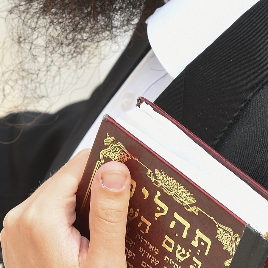 Ein orthodoxer Jude betet mit einerTora, einer hebraeischen Bibel unterm Arm, an der Klagemauer auf dem Tempelberg in Jerusalem. © picture allinace Foto: Winfried Rothermel
