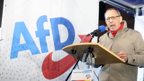 Jörg Urban, AfD-Fraktionsvorsitzender in Sachsen, spricht bei einer Kundgebung unter dem Motto "Zwickau heizt ein". © picture alliance Foto: Bodo Schwackow
