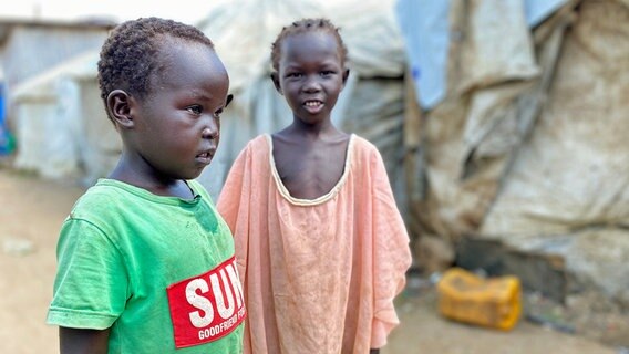 Zwei Kinder in farbigen T-Shirts in einem Flüchtlingslager bei Juba. © ARD Foto: Anne Allmeling, ARD
