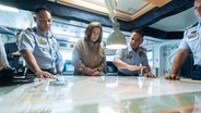 US-Vizepräsidentin Kamala Harris blickt mit Offizieren der philipppinischer Küstenwache auf eine Karte. © picture alliance / ZUMA press Foto: Lawrence Jackson /White House