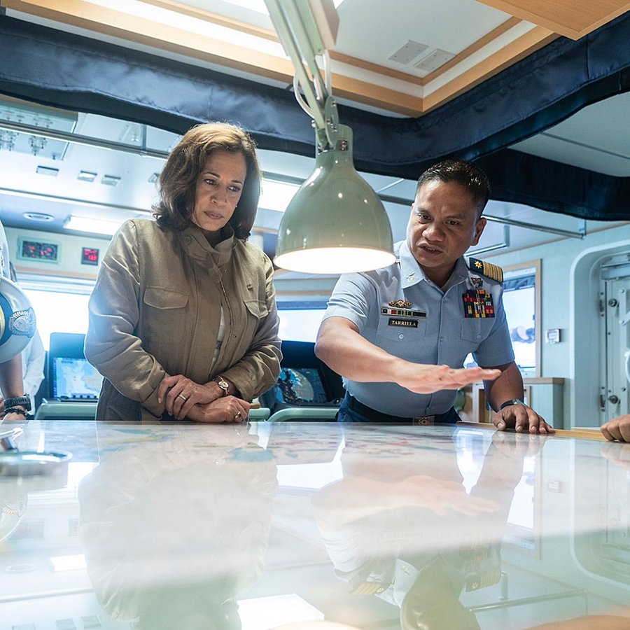 US-Vizepräsidentin Kamala Harris blickt mit Offizieren der philipppinischer Küstenwache auf eine Karte. © picture alliance / ZUMA press Foto: Lawrence Jackson /White House