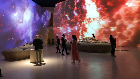 Besucher im futuristisch wirkenden Nationalmuseum, Katar © ARD Foto: Anne Allmeling